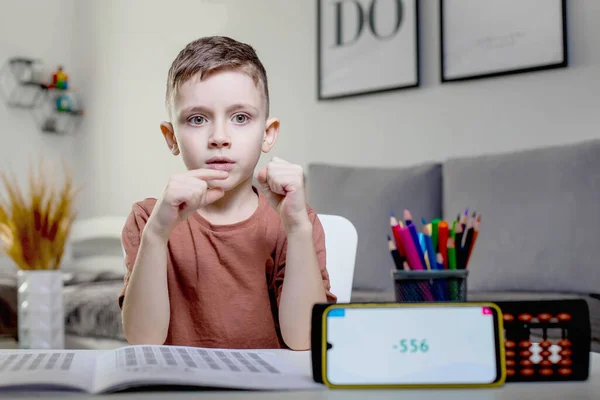 小さな男の子の心の算術の助けを借りてカウントします 喜びの数学 — ストック写真
