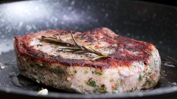 Meat Steak Fried Rosemary Oil Garlic Frying Pan — Stockvideo
