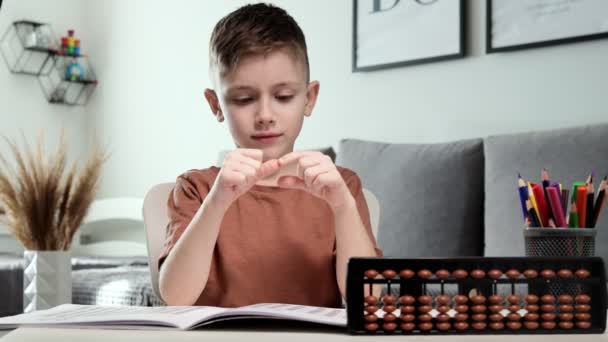 精神的な算術の助けを借りて数える小さな男の子と正しい結果に喜びます 喜びの数学 — ストック動画