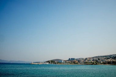 Deniz kıyısında nüfusun yoğun olduğu bir Türk kenti manzarası. Deniz kıyısının dağ ufku.