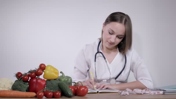 Nutritionist Prescribes Healthy Diet Patient Nutritionist Writes Prescription Pills Patient — Stock Video