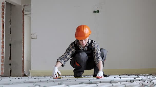 Une Travailleuse Construction Vérifie Installation Plancher Chaud Aide Ruban Mesurer — Video