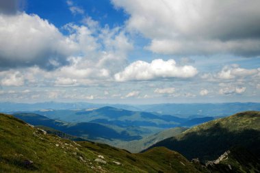 Mavi gökyüzü ve dağ manzarası. Sahne sabahın erken saatleri. Dağ doğal manzarası.