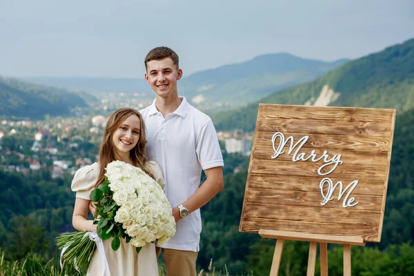 Portrait Young Couple Marriage Proposal Mountains — Stock Photo, Image