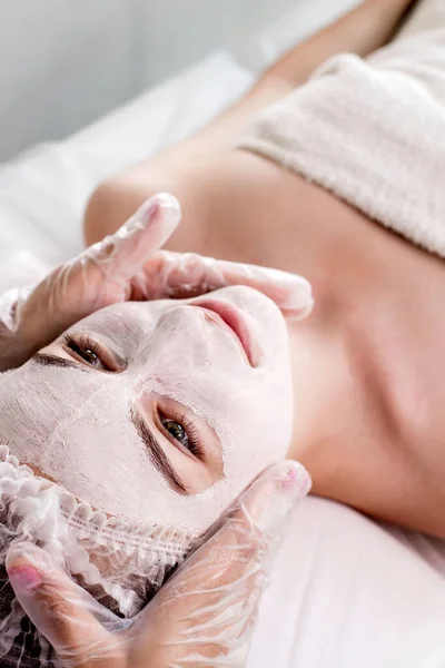 Woman Moisturizing Wrinkle Mask Woman Lying Resting Beauty Salon Spa — Fotografia de Stock