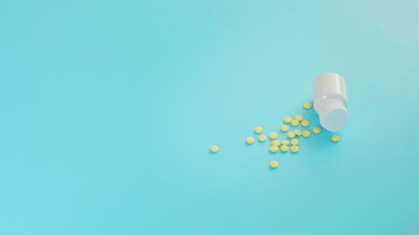 Жовті Фармацевтичні Препарати Таблетки Пляшкою Синьому Фоні Копіювати Простір Тексту — стокове відео