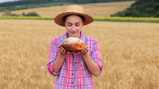 Una Agricultora Pan Grano Orgánico Fondo Campo Trigo Pan Vida — Vídeo de stock
