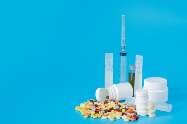 Pharmazeutische Zubereitung Medikamente Gläsern Tabletten Spritzen Für Die Injektion Behandlungskonzept — Stockfoto