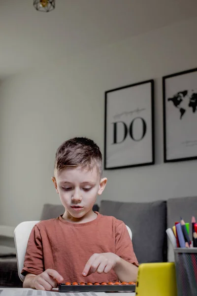 Little Boy Counting Help Mental Arithmetic Mathematics Pleasure — Stockfoto