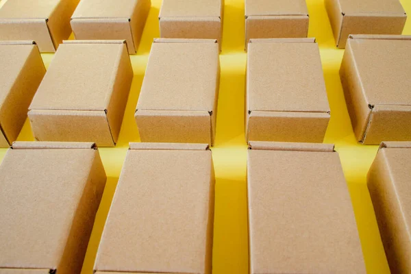 Muchas Cajas Kraft Cartón Sobre Fondo Amarillo Embalaje Del Paquete — Foto de Stock