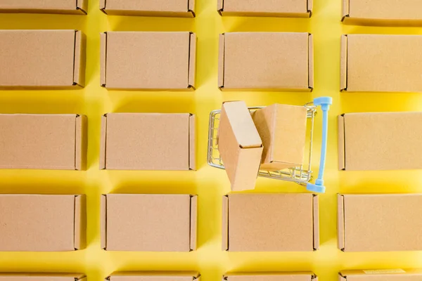 Nákupní Košík Krabicemi Žlutém Pozadí Koncept Prodeje Slevy Line Nakupování — Stock fotografie