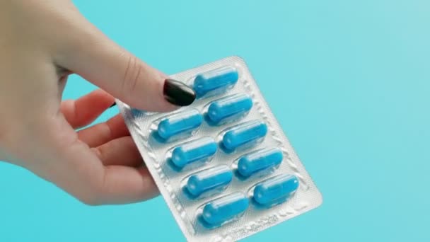 Gros Plan Une Femme Mains Pose Des Blasters Pilules Sur — Video