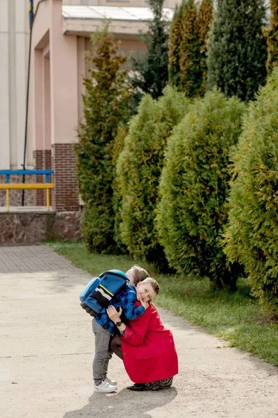 Junge Mutter Sieht Das Kind Zur Schule Und Umarmt Zum — Stockfoto