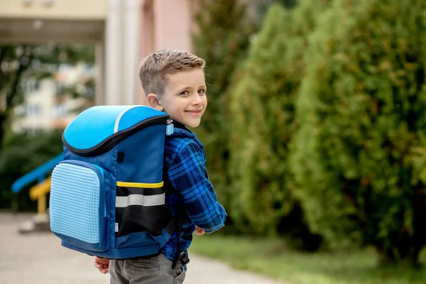 小一年级学生带着蓝色的背包上学 — 图库照片