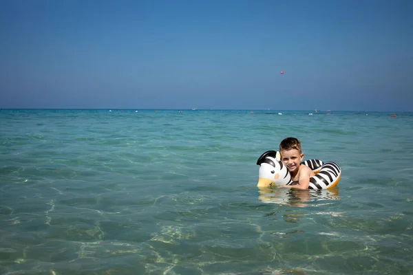 Chłopiec Pływa Dziecko Nadmuchiwaną Dźwignią Ratunkową Kształcie Zebry Letni Basen — Zdjęcie stockowe