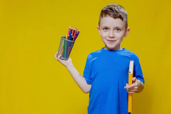 Uśmiechnięta Szczęśliwa Uczennica Niebieskiej Koszulce Wielobarwnymi Ołówkami Książką Żółtym Tle — Zdjęcie stockowe