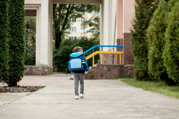 Kleiner Erstklässler Mit Blauem Rucksack Geht Zur Schule — Stockfoto