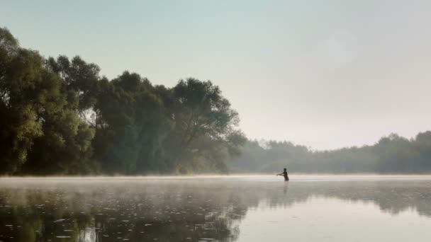 Рибалка Ловить Рибу Течії Туманний Літній Ранок Риболовля Обертанні — стокове відео