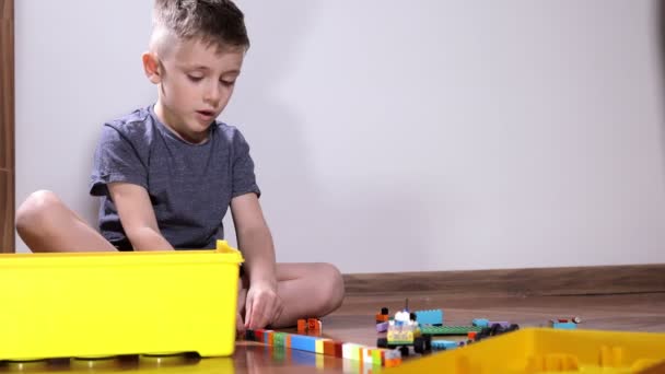 Chłopak Gra Konstruktora Buduje Wielobarwnych Kostek Rozwój Dziecka Poprzez Budowę — Wideo stockowe