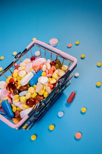 Mavi Arka Planda Alışveriş Arabasında Çeşitli Kapsüller Haplar Ilaçlar Sağlık — Stok fotoğraf