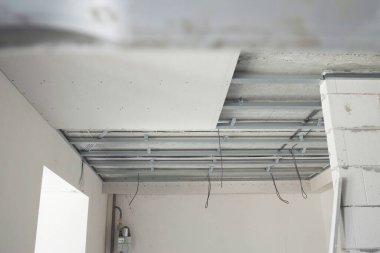 Sıva tahtası kurulumu için askıya alınmış tavan yapısı.