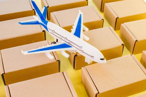 飞机和木筏纸板箱 快速交付货物和产品 货机空运货物和包裹 航空邮件的概念 — 图库照片
