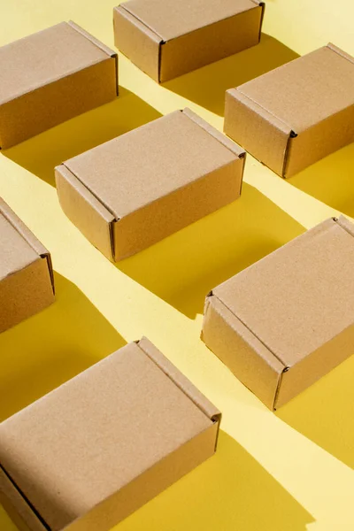 Mnoho Lepenkových Krabic Kraft Žlutém Pozadí Balení Balíčku — Stock fotografie