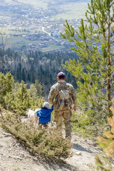 Ένας Άντρας Στρατιωτική Στολή Κατεβαίνει Από Βουνά Ένα Μικρό Αγόρι — Φωτογραφία Αρχείου