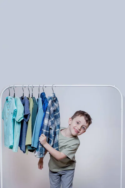 快乐的男孩透过衣架偷窥 快乐而快乐的童年时光 — 图库照片