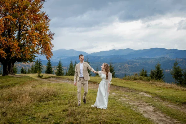 Married Couple Walks Mountains Bride Leads Groom Her Girl Holds — Φωτογραφία Αρχείου