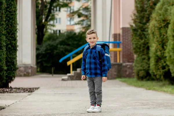 Porträt Eines Schuljungen Blauen Hemd Mit Rucksack Und Schulbüchern Kleiner — Stockfoto