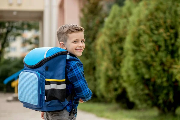青のバックパックを持つ小さな1年生は学校に行く — ストック写真