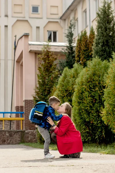 Jovem Mãe Criança Escola Abraços Despedida — Fotografia de Stock
