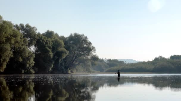 霧の多い夏の朝 現在の魚を捕る漁師 回転中の釣り — ストック動画