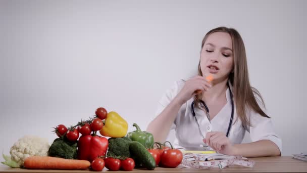 Een Voedingsdeskundige Eet Wortelen Schrijft Een Gezond Dieet Voor Aan — Stockvideo