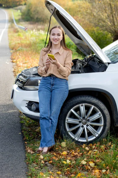 Жінка Чекає Допомогу Біля Своєї Машини Зламаної Дорозі Жінка Розбитою — стокове фото
