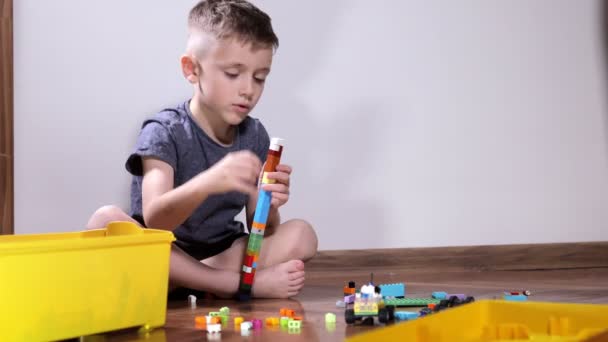 Çocuk Inşaatçıyı Oynuyor Çok Renkli Küplerden Inşa Ediyor Nşaat Yoluyla — Stok video