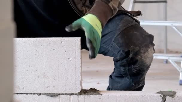 Construtor Coloca Bloco Durante Construção Parede — Vídeo de Stock