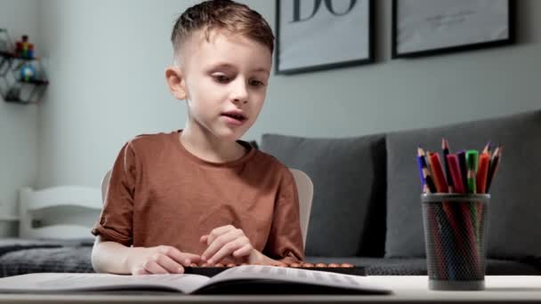 Mały Chłopiec Liczący Pomocą Liczydła Psychiczna Arytmetyka Rozwój Mózgu — Wideo stockowe