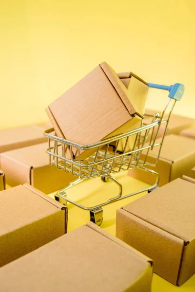 Koszyk Pudełkami Żółtym Tle Koncepcja Sprzedaży Rabaty Zakupy Dostawa Online — Zdjęcie stockowe
