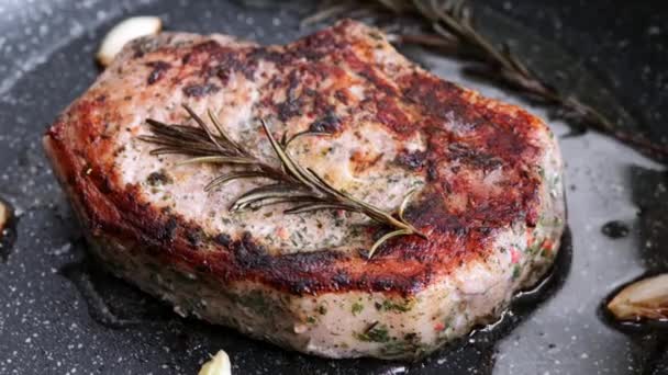 Μπριζόλα Κρέατος Τηγανίζεται Δεντρολίβανο Και Σκόρδο Ένα Τηγάνι — Αρχείο Βίντεο
