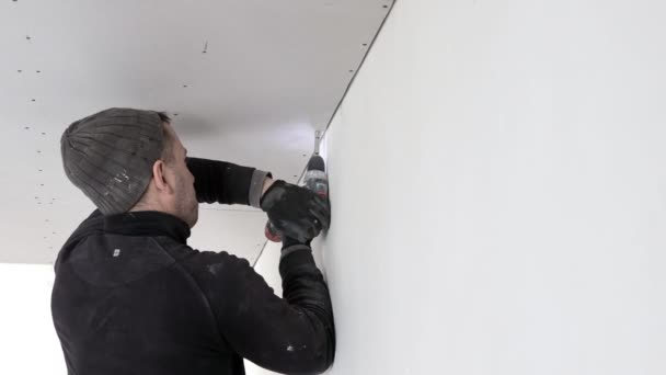 Trabalhador Construção Montar Teto Suspenso Com Drywall Fixação Drywall Para — Vídeo de Stock