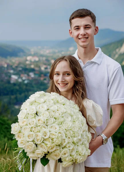 Retrato Una Pareja Joven Después Una Propuesta Matrimonio Las Montañas —  Fotos de Stock