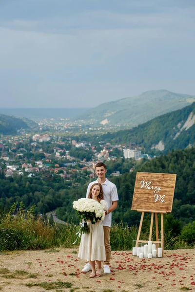 Πορτραίτο Ενός Νεαρού Ζευγαριού Μετά Από Πρόταση Γάμου Στα Βουνά — Φωτογραφία Αρχείου