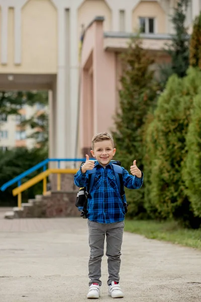 Веселий Пустотливий Кавказький Школяр Синьому Сорочці Шкільній Куртці Який Показує — стокове фото