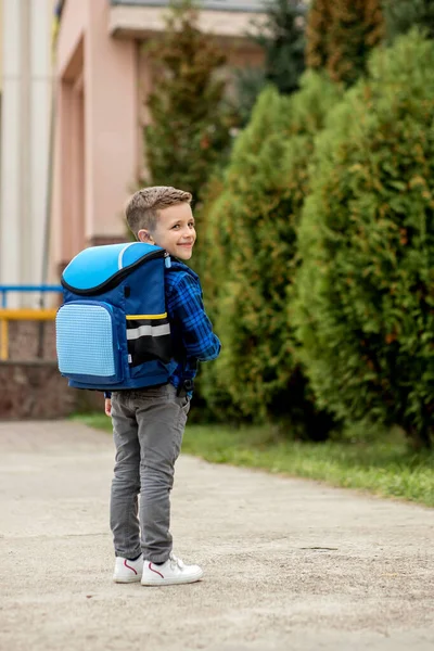小一年级学生带着蓝色的背包上学 — 图库照片