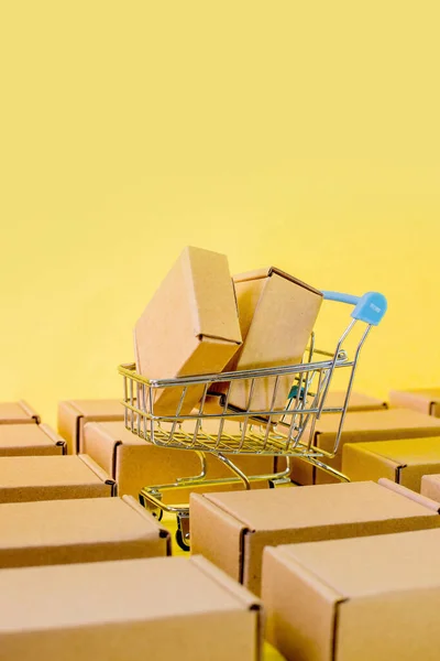 노란색 배경에 상자가 수레를 온라인 배달의 — 스톡 사진