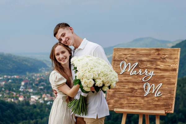 Portrait Young Couple Marriage Proposal Mountains — Stock Photo, Image