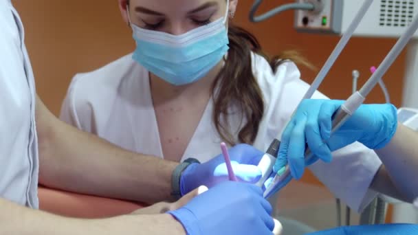 促进最佳口腔健康及美丽牙齿及健康微笑的专家牙科诊所 — 图库视频影像