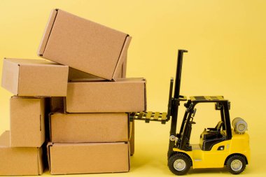 Karton kraft kutuları ve forklift kamyonu olan bir depo. Kargo sıralama kavramı.